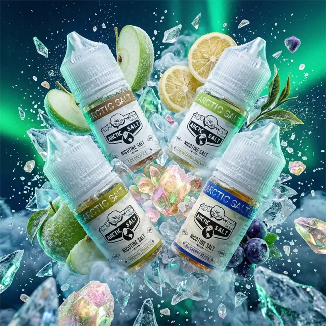 ARCTIC SALT 北極鹽煙油 - 極光美學與礦物提鮮丁鹽 北極鹽 ARCTIC SALT 尼古丁鹽煙油主圖。畫面展示 AURORA BOREALIS 極光背景與油畫風標籤瓶身,環繞著閃耀的彩色礦物晶石、冰晶碎冰、青蘋果、檸檬、藍莓與茶葉視覺。強調獨創的「礦物鹽提鮮」技術,完美結合清甜果香與醇厚茶韻,有效破解甜膩疲勞感,專為小煙設備優化。
