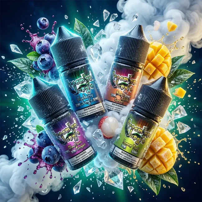 Dreamland Jungle 叢林幻境煙油 - 鹽博士 30mg 魔幻果香丁鹽 鹽博士出品 Dreamland Jungle 叢林幻境 30ml 尼古丁鹽煙油主圖。四款帶有魔幻字體標籤的黑色針管瓶懸浮於深藍色神秘背景中。周圍環繞著新鮮飽滿的藍莓、切花芒果、去殼荔枝、晶瑩冰塊與綿密白霧,視覺張力極強。強調其 30mg 順滑丁鹽技術與真實水果萃取的極致風味。專為小煙設備優化。